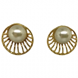 Pearl earrings with perforated rays