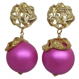 Golden vintage clip earrings with fuchsia hanging pearl 