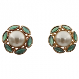 Gold clip earrings with pistachio beads and white pearl Flower