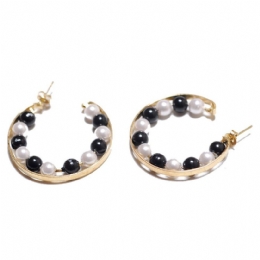 One row black and white pearls gold hoop earrings