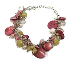 Βραχιόλι με μπεζ πέτρες και κερασί φίλντισι charms