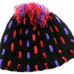 Knitted beanie with multicoloured knitts