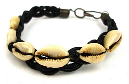 Knitted straw bracelet with shells