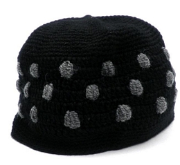 Πλεκτό σκουφάκι με πουά σχέδιο