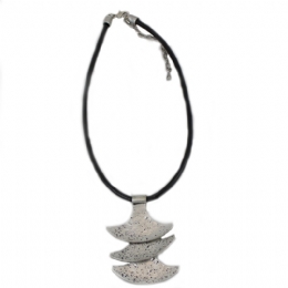 Δερμάτινο κολιέ με σφυρήλατο αρχαΐκό σχέδιο