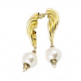 Gold earrings with large pearls