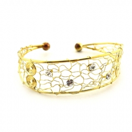 Χρυσό συρμάτινο βραχιόλι με λευκά στρας