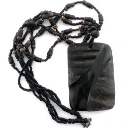 Καφέ ξύλινο κολιέ με ορθογώνιο κρεμαστό 