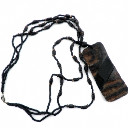 Καφέ κολιέ με ξύλινο κρεμαστό