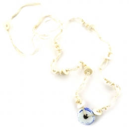 Μακρύ πλεκτό κολιέ με λευκή και μπλε γυάλινη χάντρα