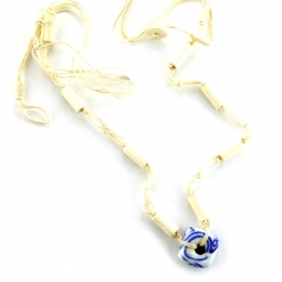 Μακρύ πλεκτό κολιέ με λευκή και μπλε γυάλινη χάντρα