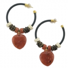 Καουτσούκ κρίκοι με εκρού χάντρες και μεγάλες κρεμαστές καρδιές