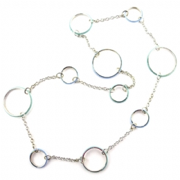 Μακρύ κολιέ με ασημί και γαλάζιους κρίκους σιλικόνης