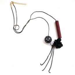 Δίχρωμη μαύρη και χρυσή αλυσίδα κολιέ με διάτρητη σφαίρα και λουλούδι