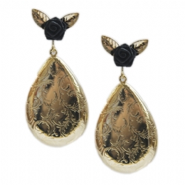 Σκουλαρίκια με υφασμάτινα τριανταφυλλάκια και ανάγλυφο οβάλ κρεμαστό 