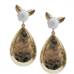 Σκουλαρίκια με υφασμάτινα τριανταφυλλάκια και ανάγλυφο οβάλ κρεμαστό 