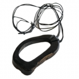 Μακρύ κολιέ με μεγάλο κοκάλινο charm 