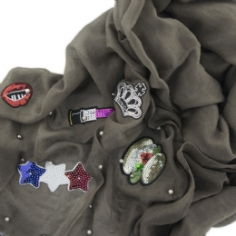 Φαρδύ φουλάρι rock με patches από παγιέτες και πέρλες