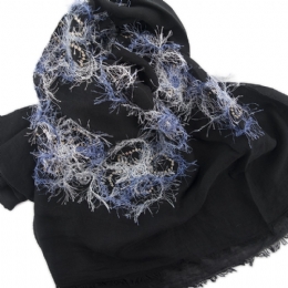 Φαρδύ φουλάρι με μαλλιαρά λουλούδια και παγιέτες