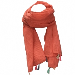 Μονόχρωμο πλισέ φουλάρι με πολύχρωμα φουντάκια