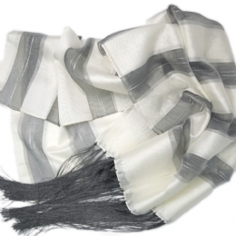 Λευκό Ιταλικό μεταξωτό φουλάρι με μακριά κρόσσια και ασημί lurex