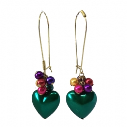 Μακριά σκουλαρίκια με μεγάλες καρδιές και πολύχρωμες χάντρες