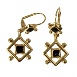 Χρυσά λεπτά σκουλαρίκια με κρεμαστούς ρόμβους και σχέδιο από μαύρο σμάλτο