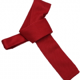 Red narrow knitted tie