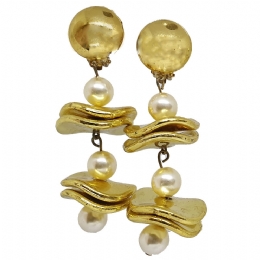Long gold earrings with wavy parts and white pearls