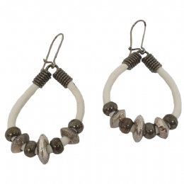 Σκουλαρίκια με λευκό καουτσούκ και ασημί χάντρες