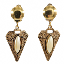 Antique χρυσαφί σκαλιστά τριγωνικά clip σκουλαρίκια με οβάλ πέρλες