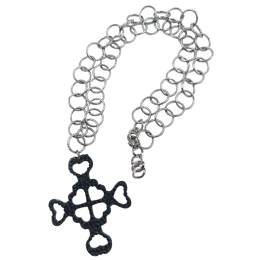 Μακρύ κολιέ από ασημί αλυσίδα και plexiglass μαύρο σταυρό με στρας